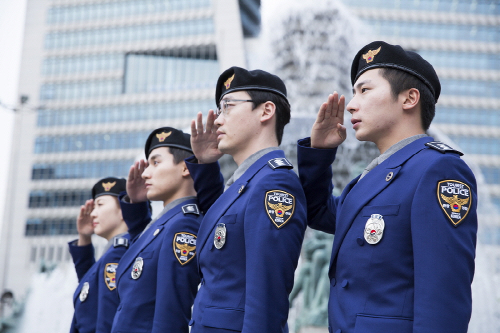 서울중앙우체국 앞에서 경례중인 관광경찰