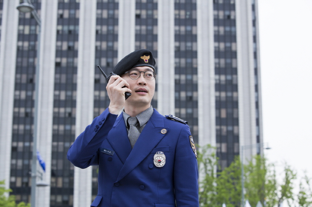 정부서울청사 앞에서 무전을 받고 있는 관광경찰