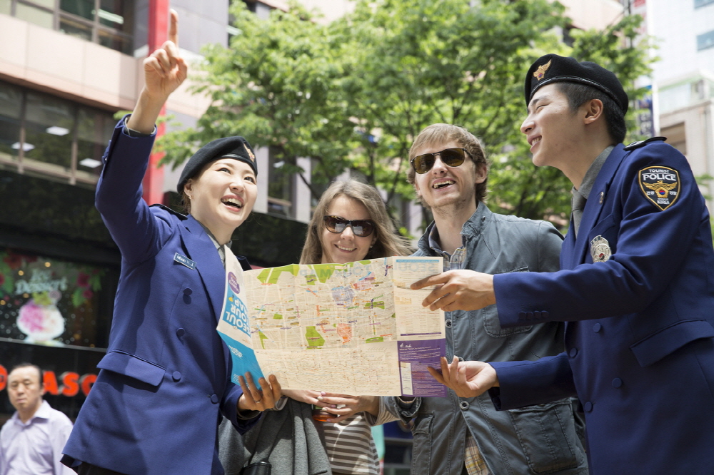 서울 명동에서 외국인 관광객 지리안내