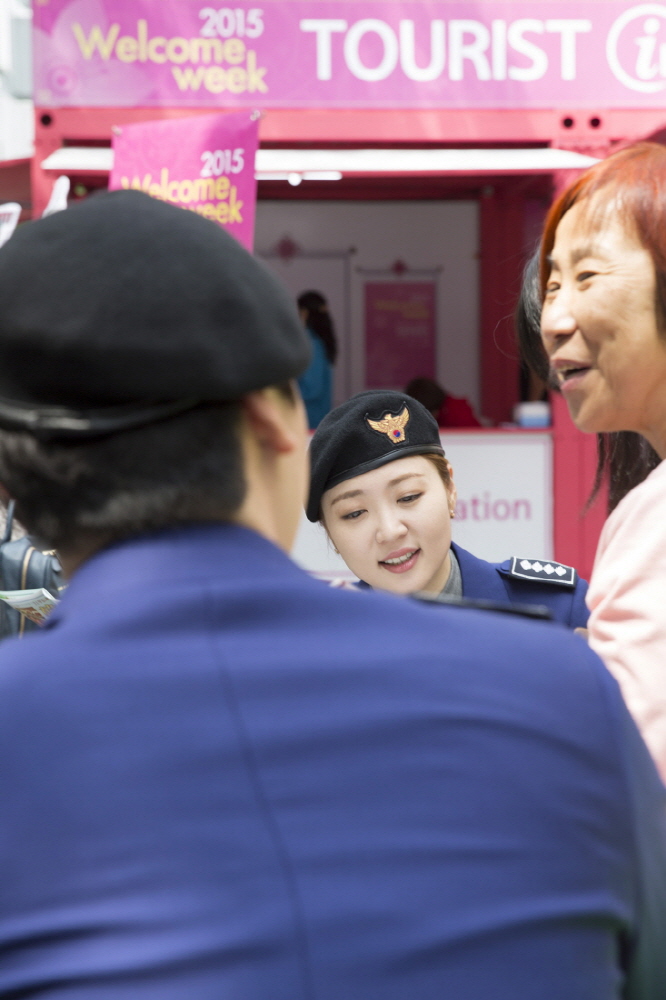 서울 명동에서 외국인 관광객 불편사항 해결